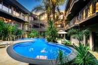 Kolam Renang Best Western Plus Travel Inn Hotel