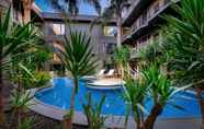 Kolam Renang 7 Best Western Plus Travel Inn Hotel