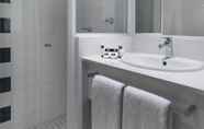 In-room Bathroom 7 ibis Styles Sydney Central