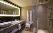 In-room Bathroom 3 Gateway, Marco Polo Hotel