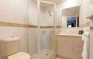 Toilet Kamar 5 Frome Apartments