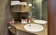 In-room Bathroom 7 Austria Trend Hotel Schloss Wilhelminenberg