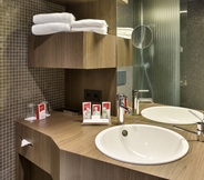 In-room Bathroom 7 Austria Trend Hotel Schloss Wilhelminenberg