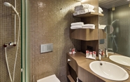 In-room Bathroom 2 Austria Trend Hotel Schloss Wilhelminenberg