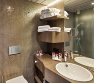 In-room Bathroom 2 Austria Trend Hotel Schloss Wilhelminenberg