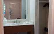 In-room Bathroom 6 Inn At Rohnert Park