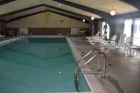 สระว่ายน้ำ AmeriVu Inn and Suites - St. Croix Falls