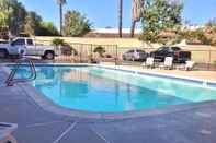 Swimming Pool Americas Best Value Inn Thousand Oaks