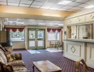 Lobby 2 Econo Lodge Airport