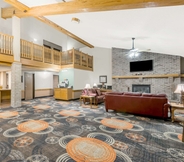 Lobby 6 Baymont by Wyndham Marshalltown