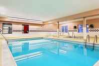 Swimming Pool Country Inn & Suites by Radisson, Elgin, IL