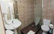 Toilet Kamar 6 Hipotel Paris Belgrand