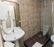 Toilet Kamar 6 Hipotel Paris Belgrand