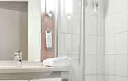 In-room Bathroom 5 ibis Marseille Bonneveine Calanques Plages