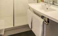 In-room Bathroom 5 Ibis Chalons En Champagne