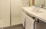 In-room Bathroom 4 Ibis Chalons En Champagne