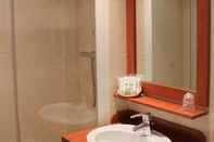 Toilet Kamar Beaugency Hotel