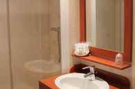 In-room Bathroom Beaugency Hotel