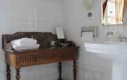 Toilet Kamar 7 L'Auberge Bretonne