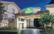 Exterior 2 La Quinta Inn & Suites by Wyndham Jackson Airport