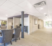 Lobby 5 La Quinta Inn & Suites by Wyndham Jackson Airport