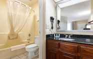 In-room Bathroom 5 Quality Inn Cheraw