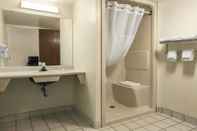 In-room Bathroom Super 8 by Wyndham North Bay
