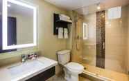 In-room Bathroom 5 Ramada by Wyndham Jacksons Point