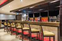 Quầy bar, cafe và phòng lounge Ramada by Wyndham Jacksons Point