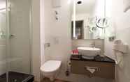 Toilet Kamar 2 Leonardo Hotel Munich City Olympiapark