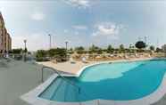 Swimming Pool 4 Comfort Inn Airport