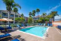 Swimming Pool Courtyard by Marriott Oakland Airport