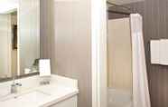 In-room Bathroom 7 Courtyard by Marriott Oakland Airport