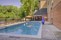 Swimming Pool TownePlace Suites by Marriott Raleigh Cary-Weston Parkway