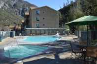 Swimming Pool Yosemite View Lodge