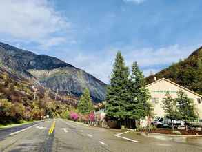 Exterior 4 Yosemite View Lodge