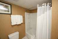 In-room Bathroom Country Inn & Suites by Radisson, Shelby, NC