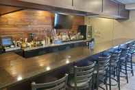 Quầy bar, cafe và phòng lounge Cobblestone Suites Oshkosh