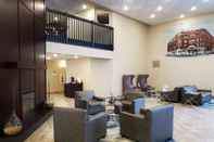 Lobi Cobblestone Suites Oshkosh