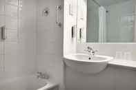 Toilet Kamar Days Inn by Wyndham Membury M4
