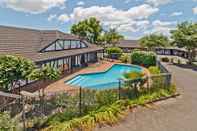 Swimming Pool Oakwood Manor Motor Lodge