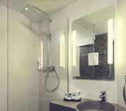 In-room Bathroom 5 Mercure Paris Porte de Pantin