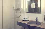 In-room Bathroom 6 Mercure Paris Porte de Pantin