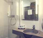 In-room Bathroom 6 Mercure Paris Porte de Pantin