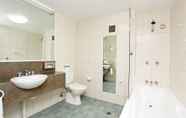 Toilet Kamar 6 Cairns Sheridan Hotel