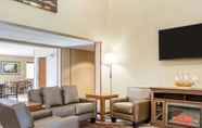 Ruang untuk Umum 4 Hawthorn Suites by Wyndham Oak Creek/Milwaukee Airport