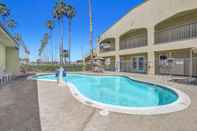 Swimming Pool Motel 6 Lodi, CA