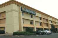 Bangunan La Quinta Inn by Wyndham Indianapolis Airport Executive Dr