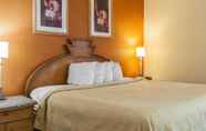 Bedroom 6 Quality Inn & Suites Shelbyville I-74