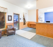 Lobby 5 Super 8 by Wyndham Burlington